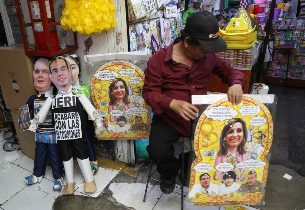 La expresidenta Boluarte y la tiktoker Moca, los muñecos más buscados para quemar en Perú - d3eb3c5ddda821b9a33b97dbb0fffb0ba76853c0w-1024x705