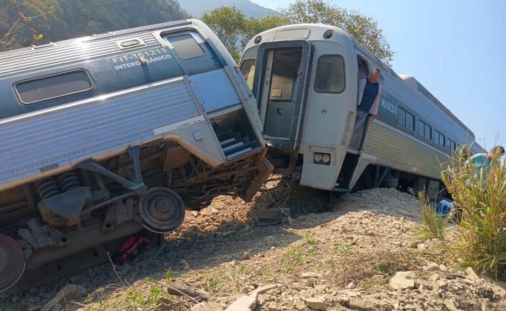 Descarrila máquina del Tren Interoceánico en Oaxaca; hay 20 heridos