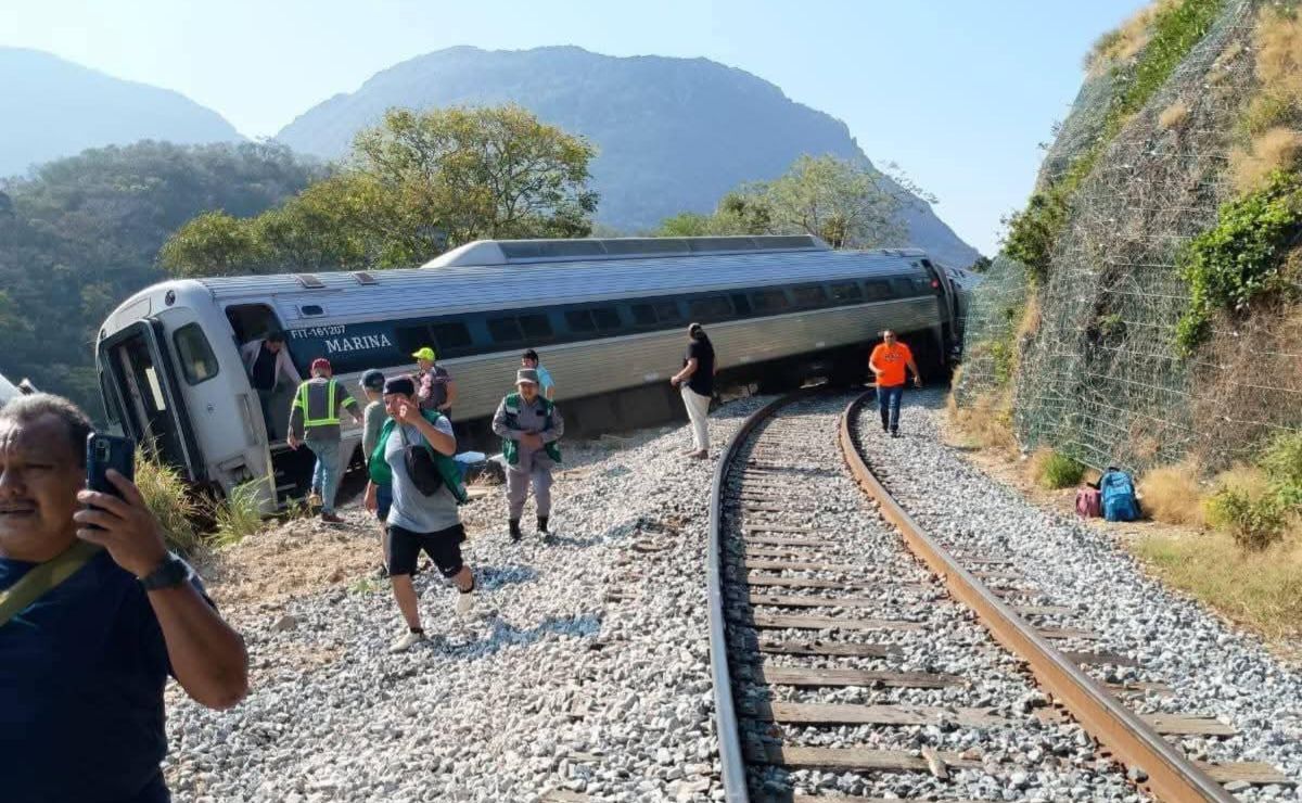 Descarrila m&aacute;quina del Tren Interoce&aacute;nico en Oaxaca; hay 15 heridos