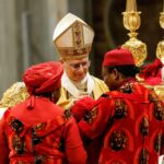 El papa lamenta la economía que trata “al hombre como mercancía” en su primera misa de Gallo