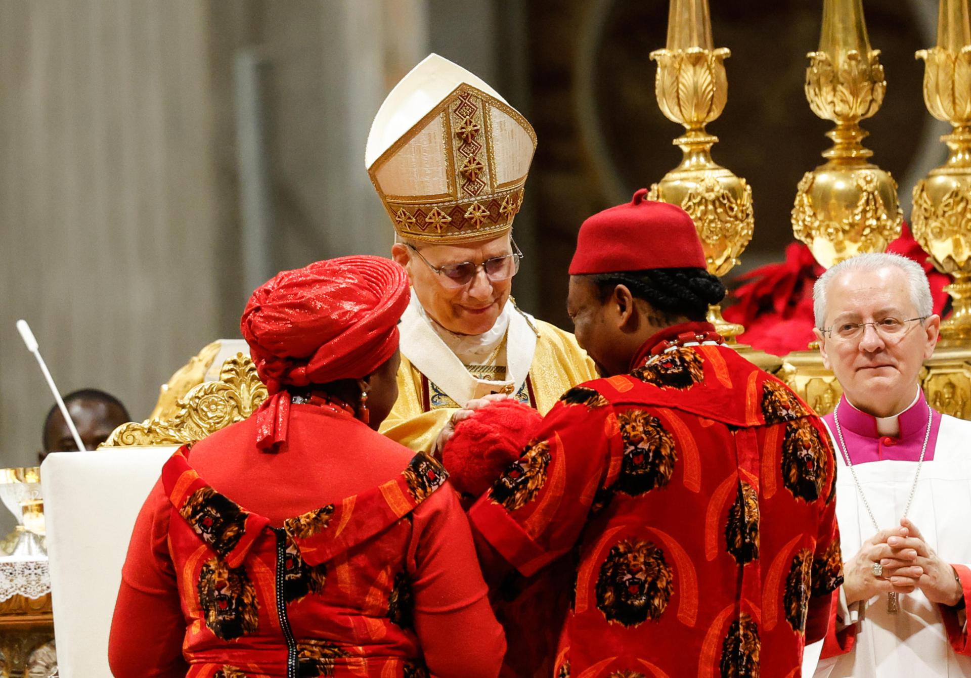 El papa lamenta la economía que trata “al hombre como mercancía” en su primera misa de Gallo