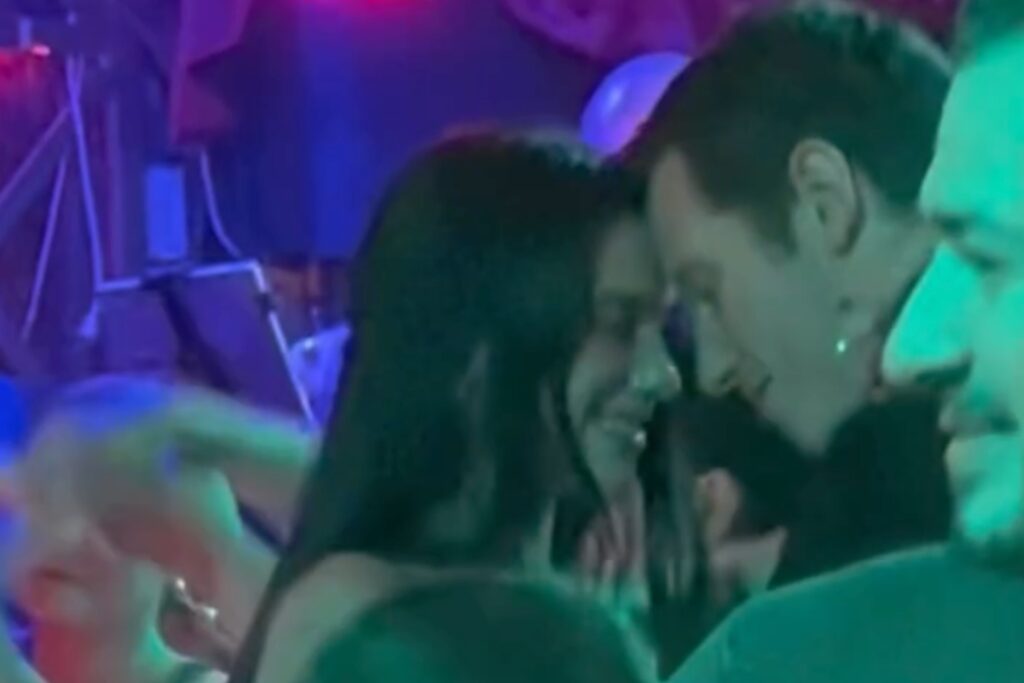 Video: Captan a Dua Lipa y su prometido bailando en club de la CDMX