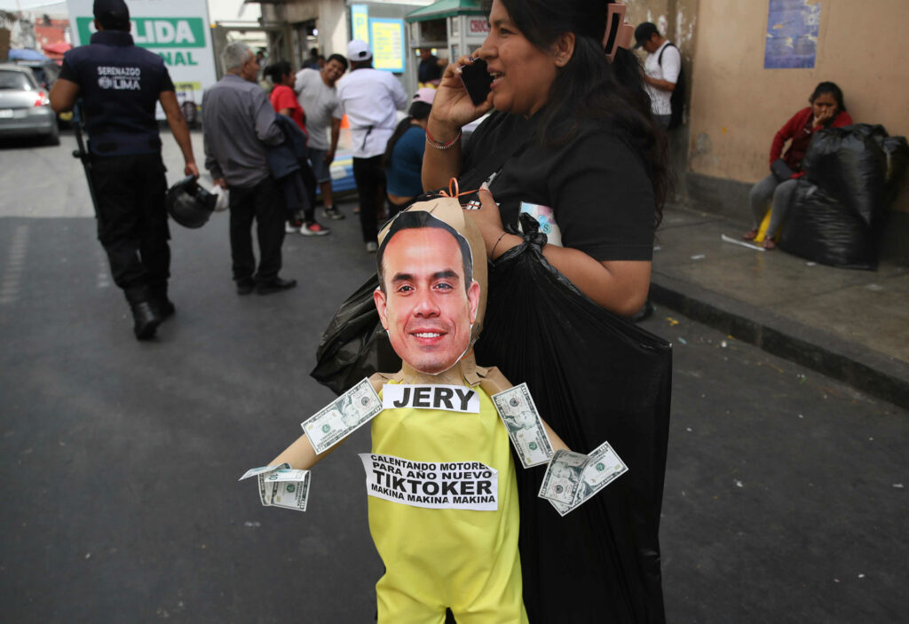 La expresidenta Boluarte y la tiktoker Moca, los muñecos más buscados para quemar en Perú - e9fd79a294a38c57d2bfa8c0523bcc1064a6f92bw-1024x703