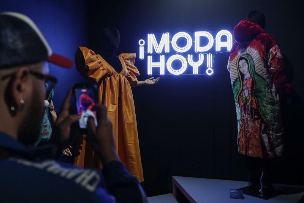 Con la Virgen de Guadalupe, una exposición en CDMX “rompe los mitos de la moda latina”