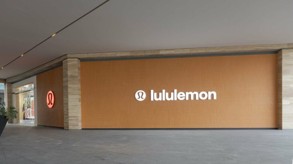 El fundador de Lululemon intenta recuperar el control de la empresa canadiense de ropa
