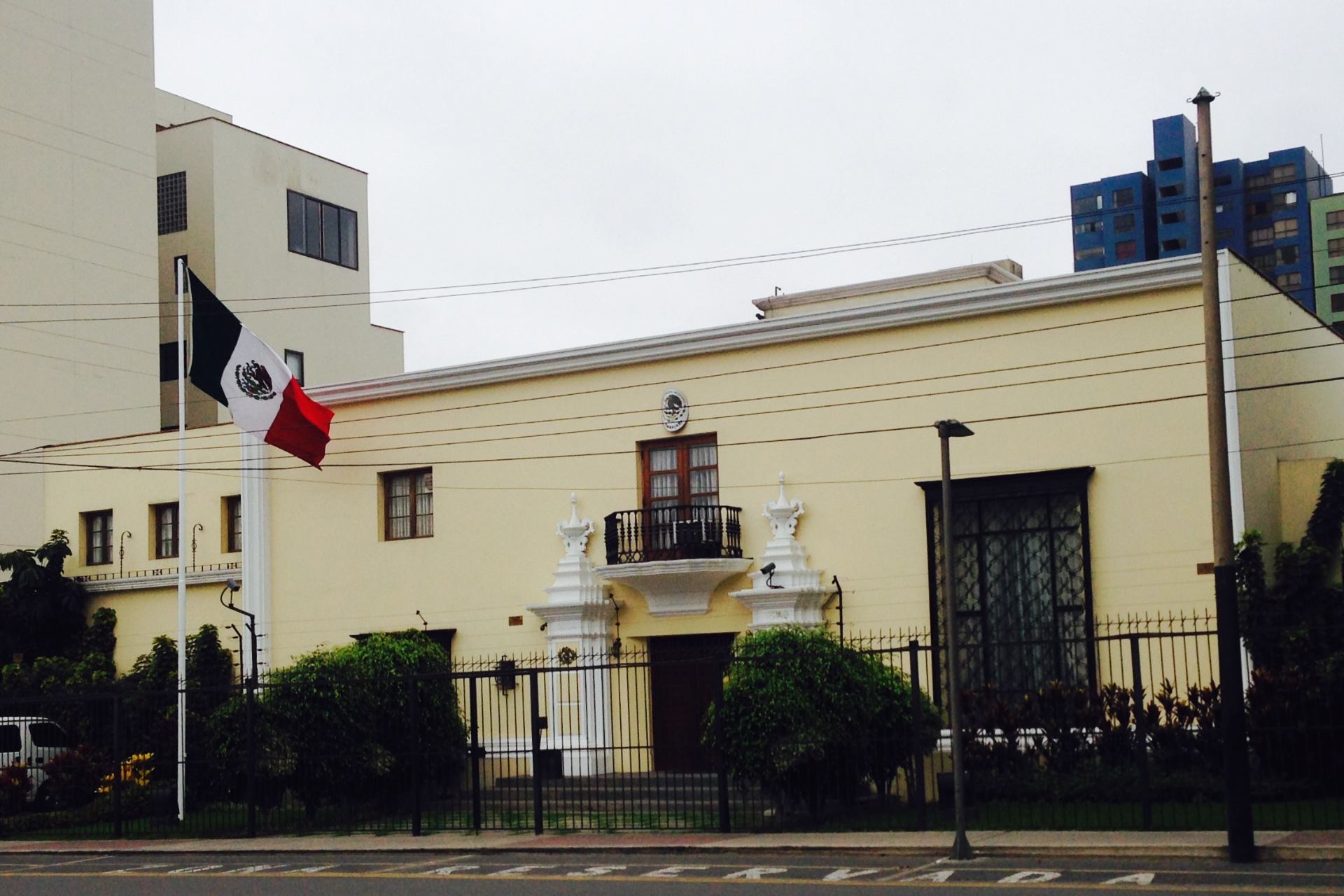 Perú incrementa resguardo en Embajada de México por peligro de fuga de exprimera ministra