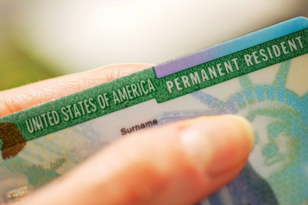 ¿Qué es la lotería de la ‘green cards’ que pausó Trump por el tiroteo en Brown?