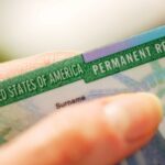 ¿Qué es la lotería de la ‘green cards’ que pausó Trump por el tiroteo en Brown?