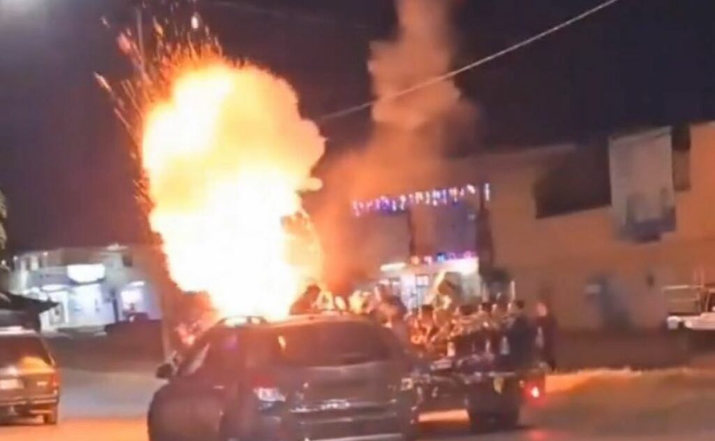 Video: Pirotecnia estalla en camioneta con músicos a bordo; hay 6 heridos
