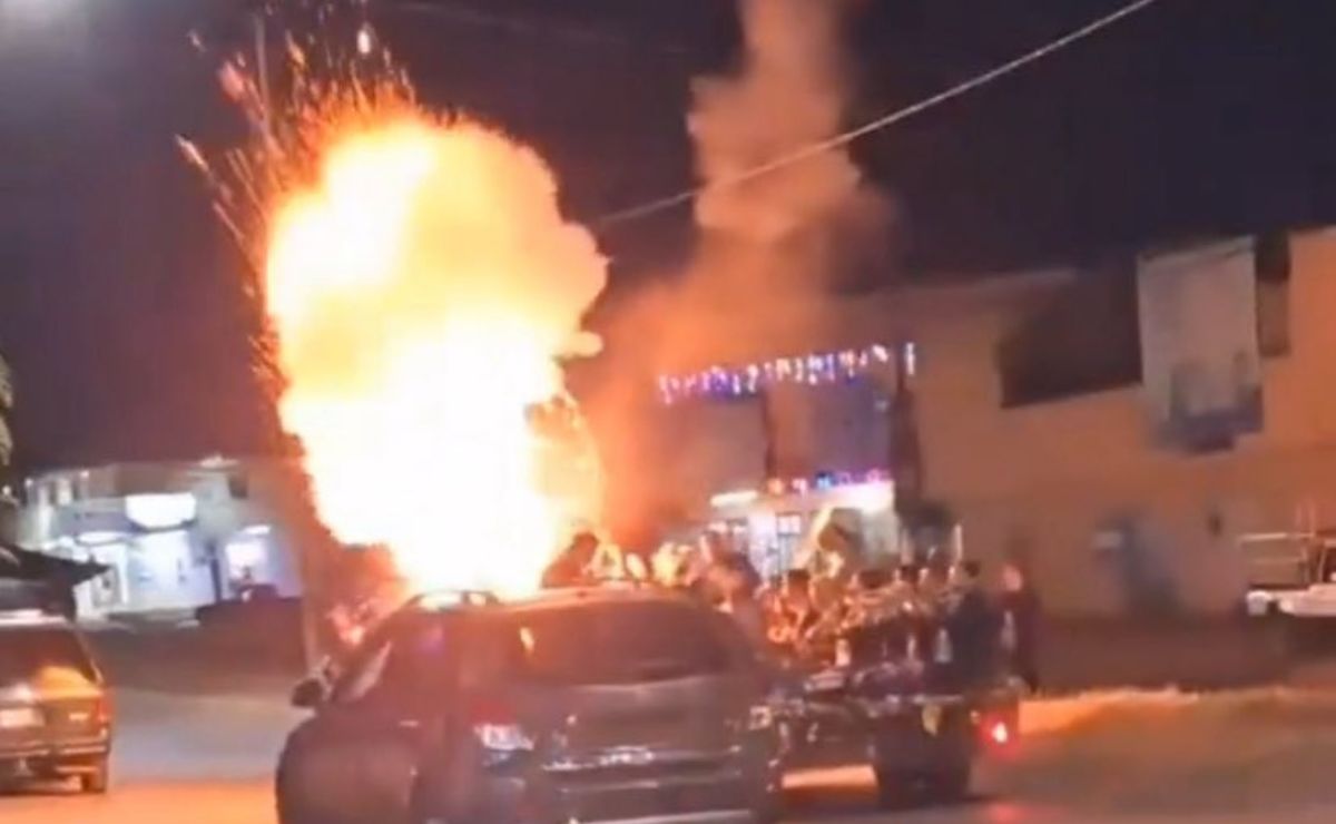 Video: Pirotecnia estalla en camioneta con músicos a bordo; hay 6 heridos Video: Pirotecnia estalla en camioneta con músicos a bordo; hay 6 heridos