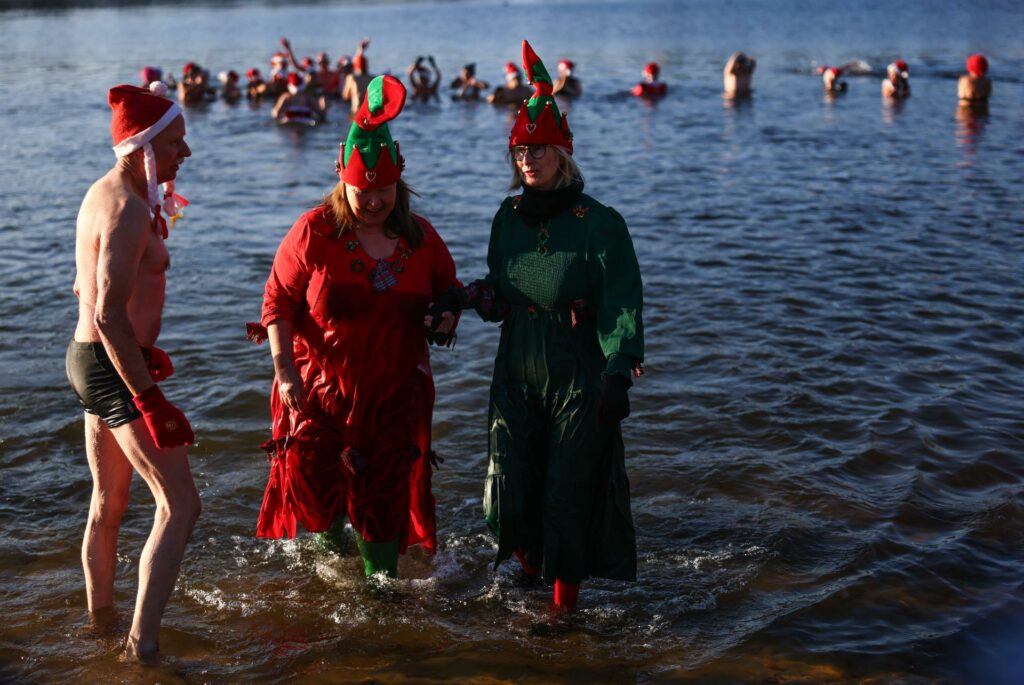 Docenas de personas siguen tradici&oacute;n navide&ntilde;a y se ba&ntilde;an en el lago berlin&eacute;s Orankesee - f1a899116795740e2e06ab4c154e0a1d671ae276w-1024x685
