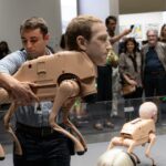 Perros robóticos con rostros de Musk, Bezos y Picasso acaparan la atención en Art Basel