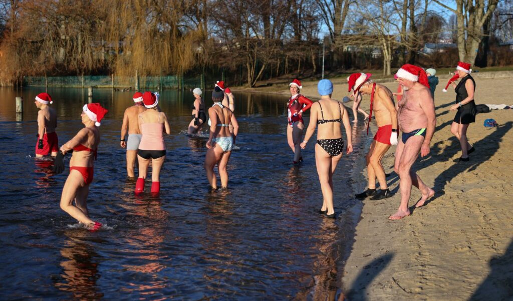 Docenas de personas siguen tradición navideña y se bañan en el lago berlinés Orankesee