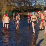 Docenas de personas siguen tradición navideña y se bañan en el lago berlinés Orankesee