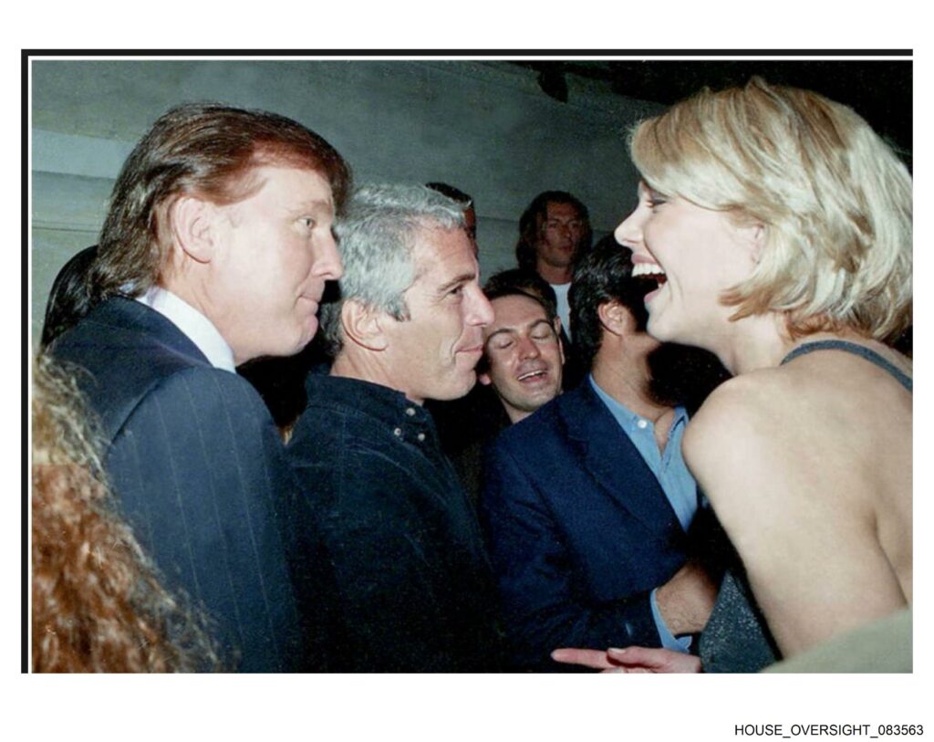 Demócratas publican fotos de Trump rodeado de mujeres en la mansión de Epstein