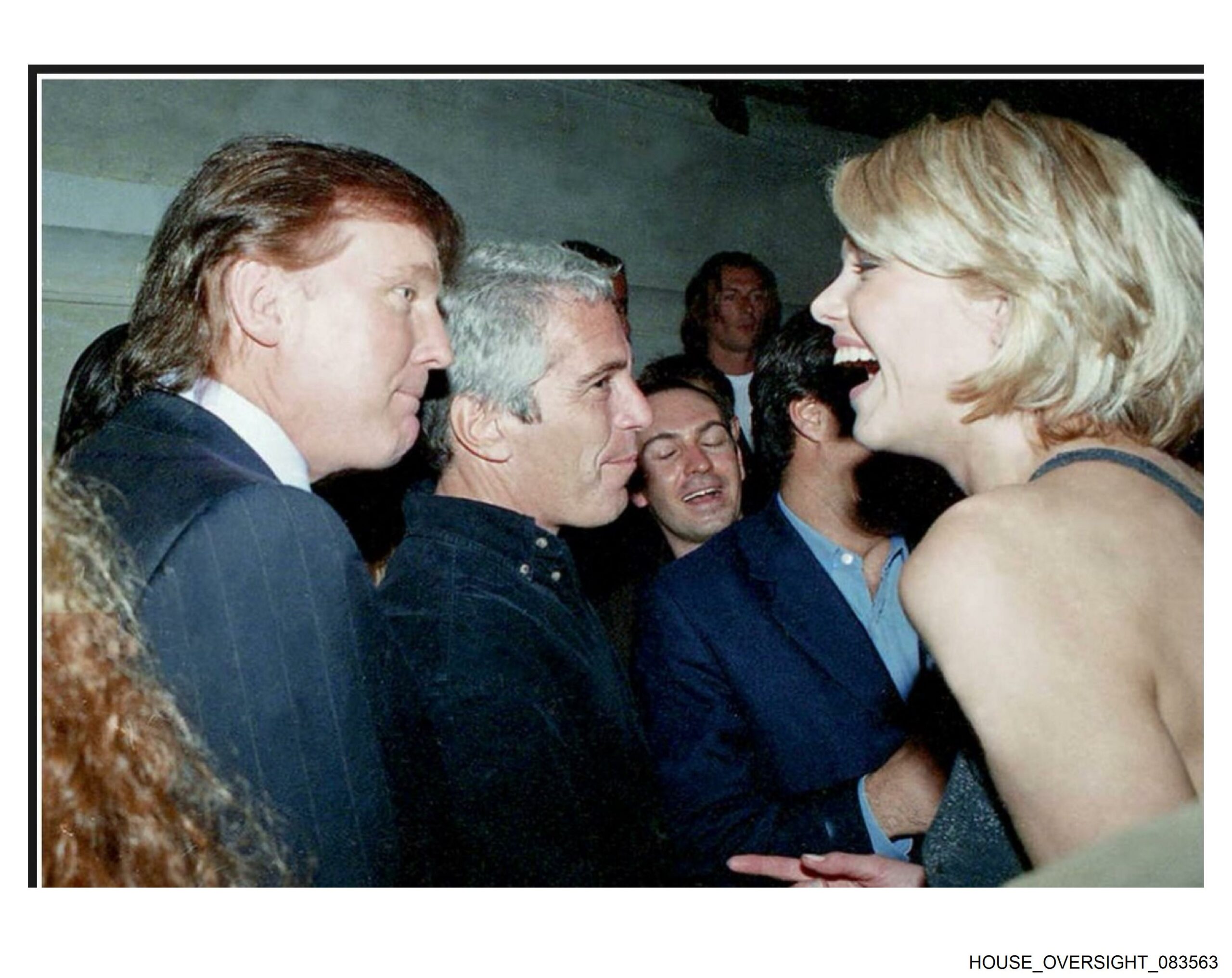 Demócratas publican fotos de Trump rodeado de mujeres en la mansión de Epstein Demócratas publican fotos de Trump rodeado de mujeres en la mansión de Epstein