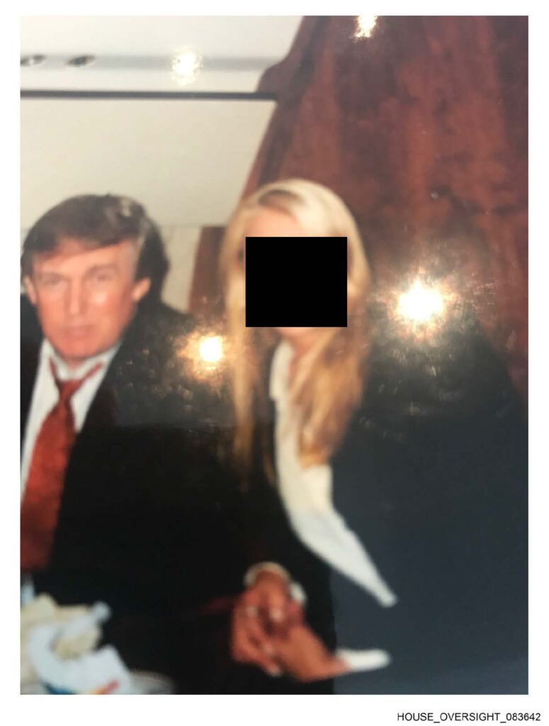 Demócratas publican fotos de Trump rodeado de mujeres en la mansión de Epstein - fotos-trump-epstein-democratas-3-775x1024
