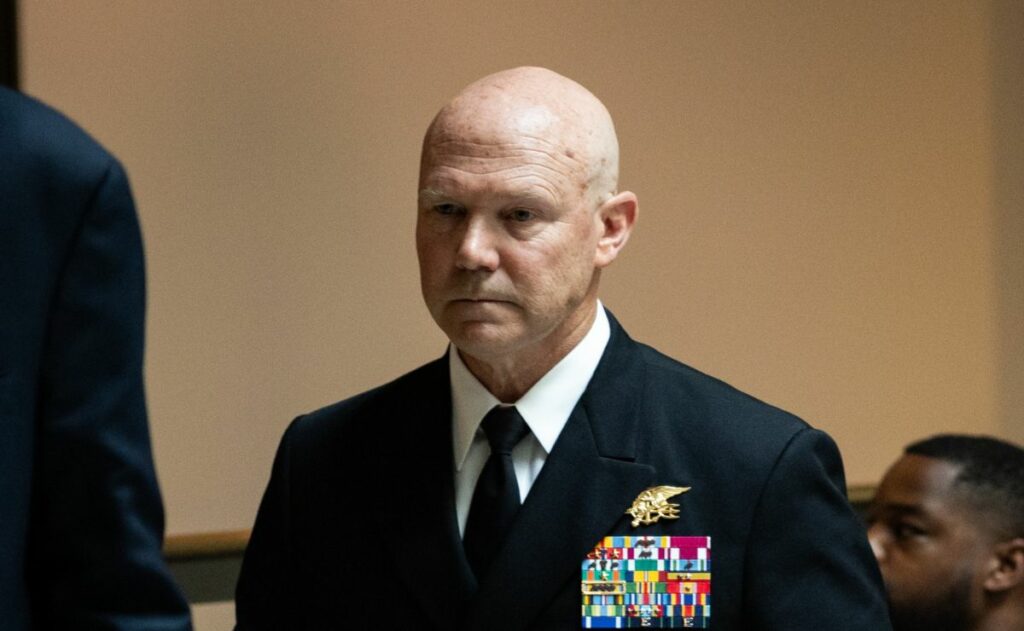 Almirante de EE.UU. niega orden de matar a sobrevivientes de ataque a lancha