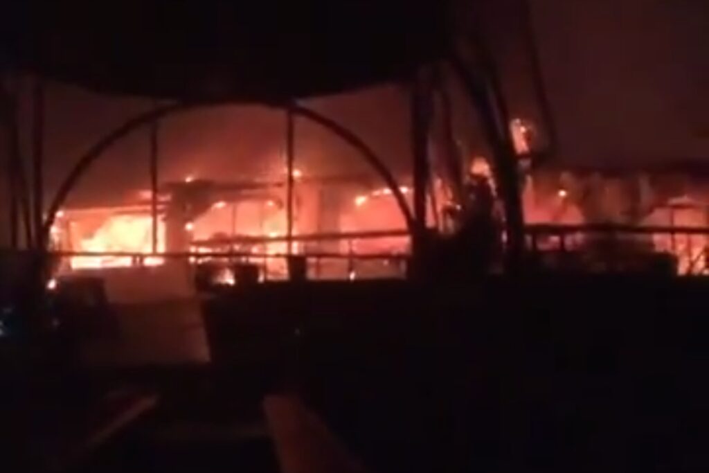 Al menos 23 muertos tras incendio en un club nocturno de India