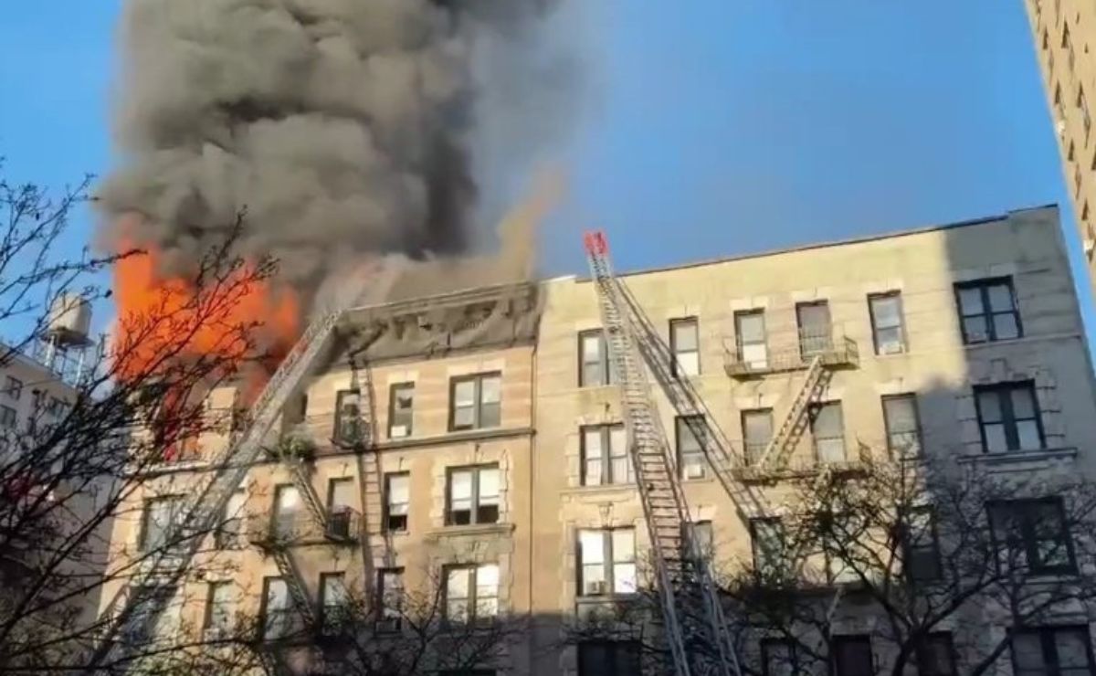 Video: Incendio consume edificio departamental en Manhattan, NY
