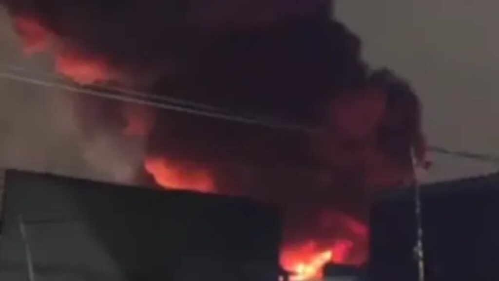 Incendio en fábrica de colchones desata fuerte movilización en Ixtapaluca