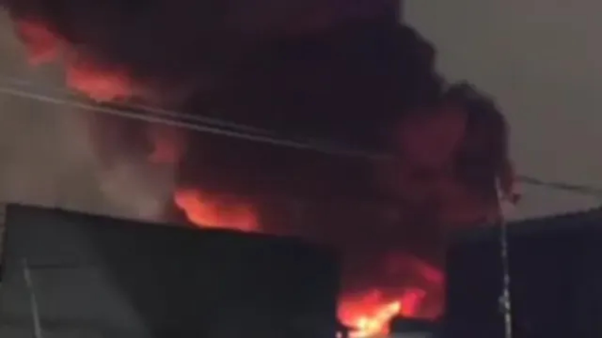 Incendio en fábrica de colchones desata fuerte movilización en Ixtapaluca