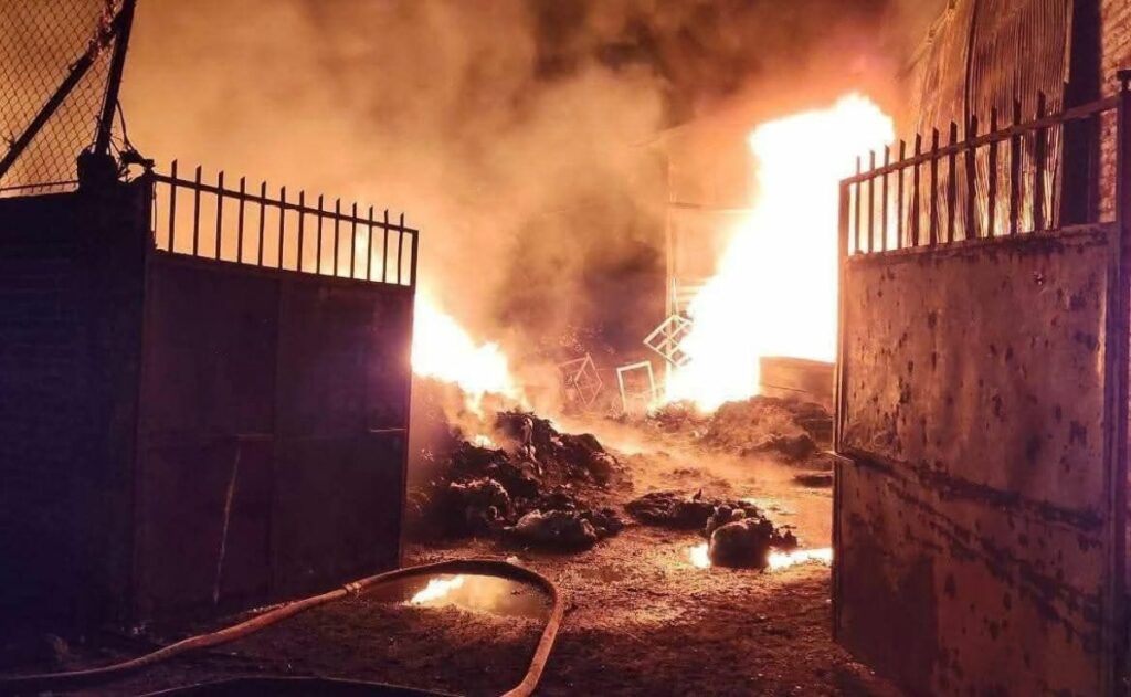 Video: Arrojan bombas molotov e incendian recicladora en Uruapan