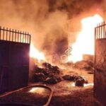 Video: Arrojan bombas molotov e incendian recicladora en Uruapan