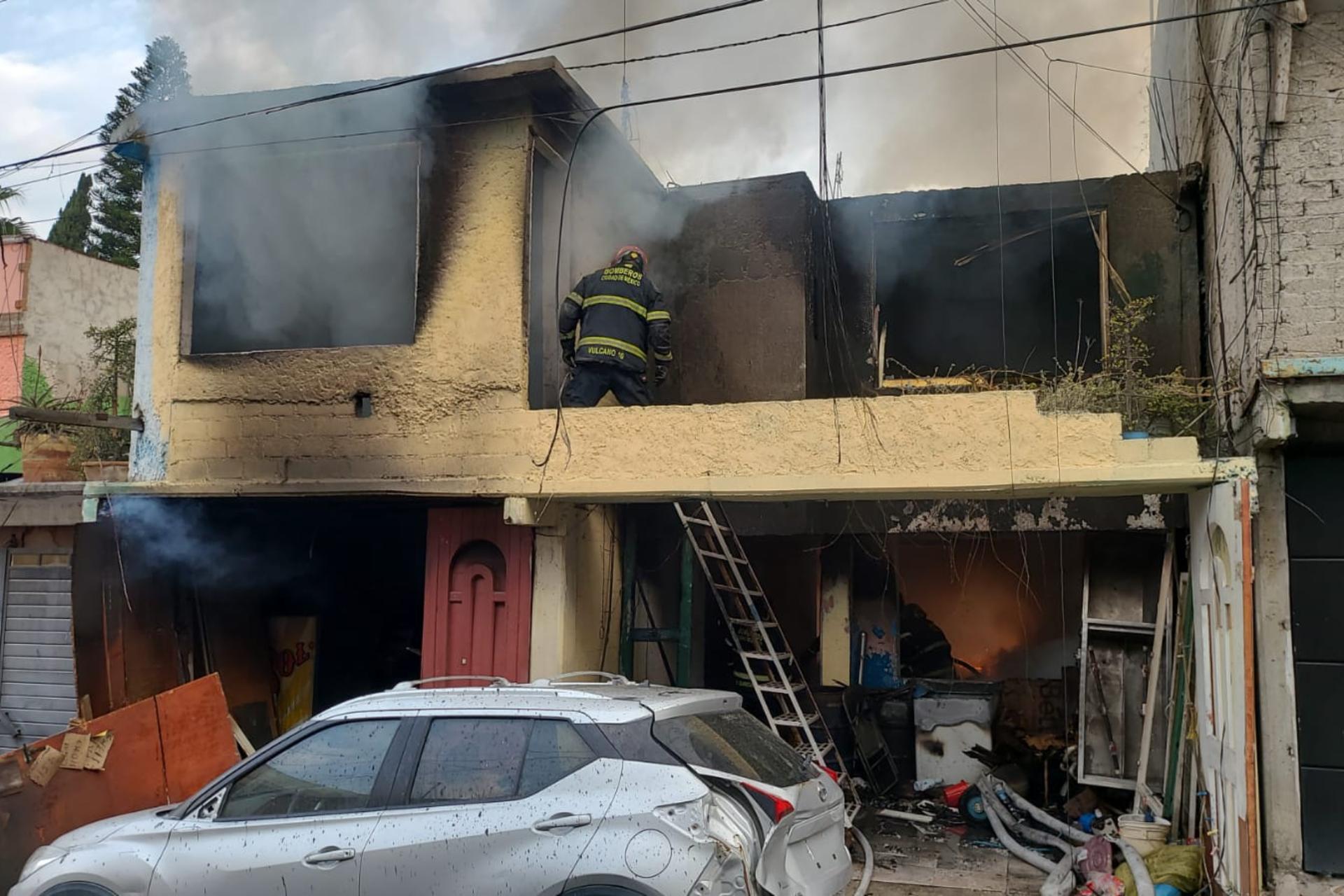Veladora causa incendio en Iztapalapa, CDMX; hay una mujer muerta Veladora causa incendio en Iztapalapa, CDMX; hay una mujer muerta