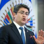 Expresidente hondureño Juan Orlando Hernández sale de la cárcel en EE.UU., tras perdón de Trump