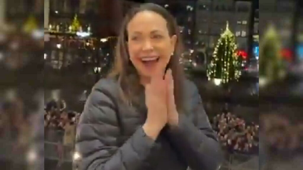 La opositora venezolana María Corina Machado saluda en Oslo a sus seguidores