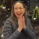 La opositora venezolana María Corina Machado saluda en Oslo a sus seguidores