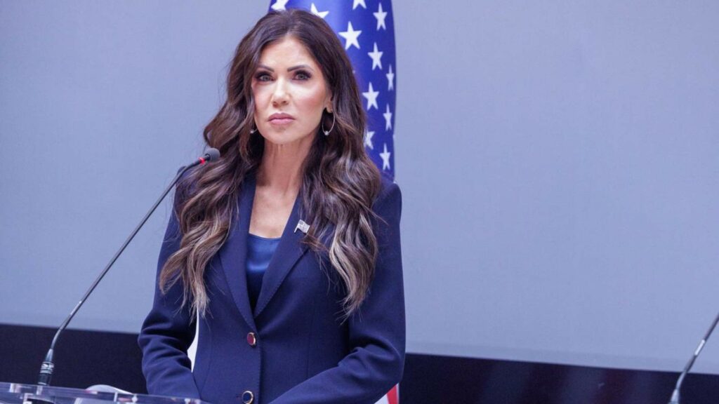 La secretaria de Seguridad Nacional de EE.UU., Kristi Noem, dice que Maduro “tiene que irse”