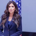 La secretaria de Seguridad Nacional de EE.UU., Kristi Noem, dice que Maduro “tiene que irse”