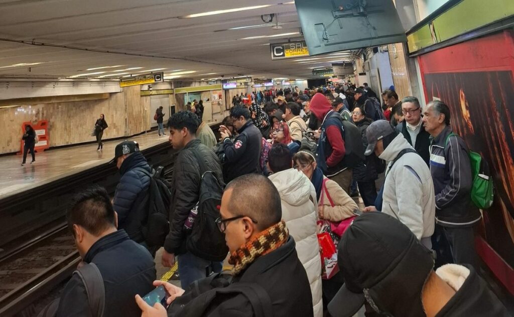 Metro CDMX inicia la semana con retraso en tres l&iacute;neas