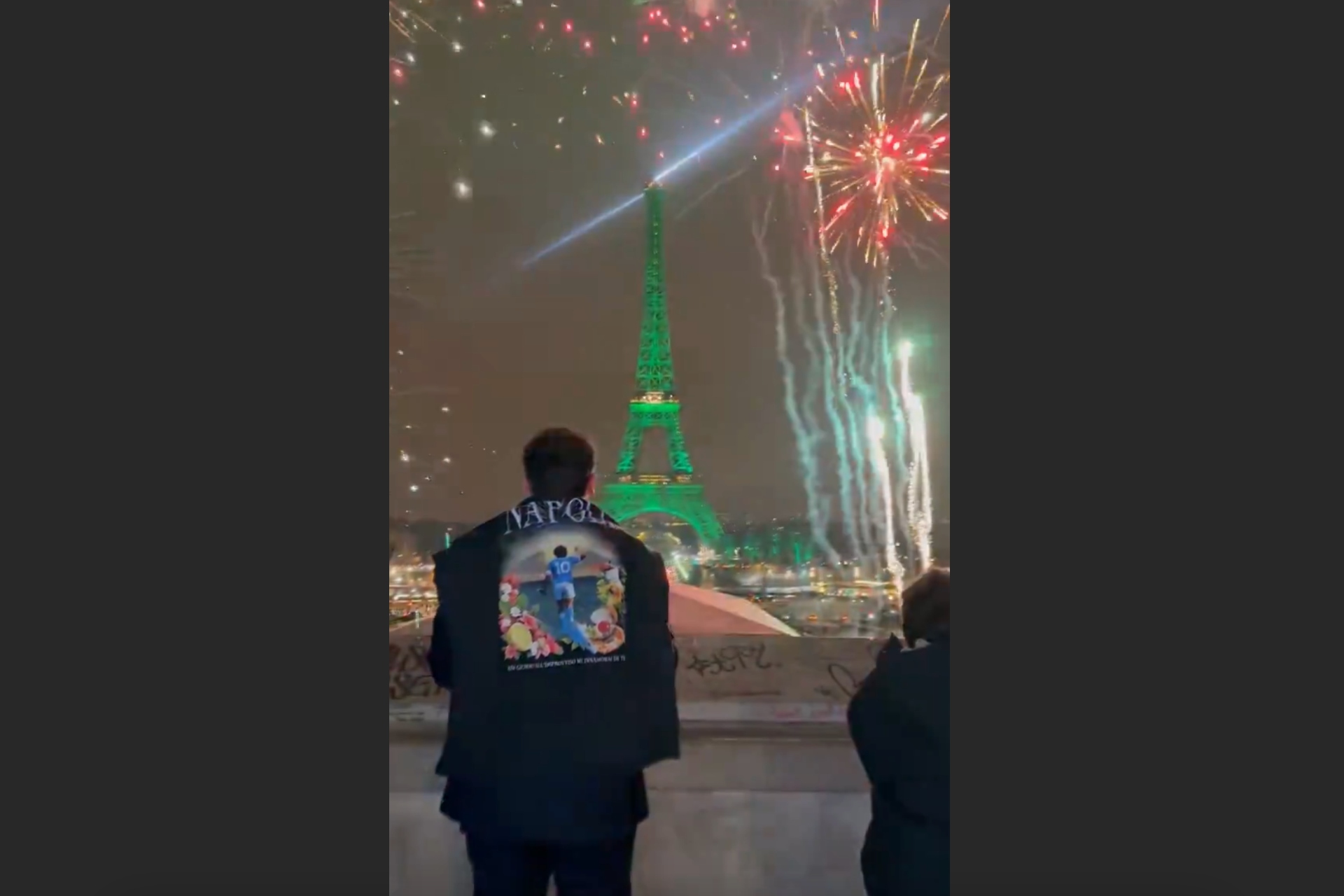 Video: Investigan a youtuber por lanzar fuegos artificiales frente a Torre Eiffel Video: Investigan a youtuber por lanzar fuegos artificiales frente a Torre Eiffel
