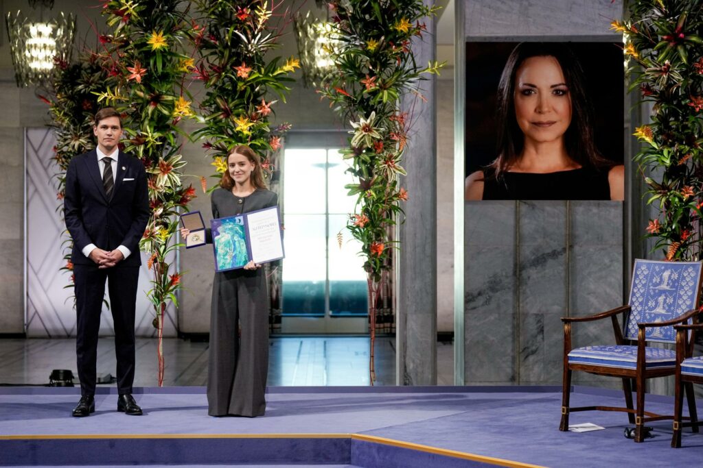Hija de opositora venezolana María Corina Machado recibe en su nombre el Nobel de la Paz