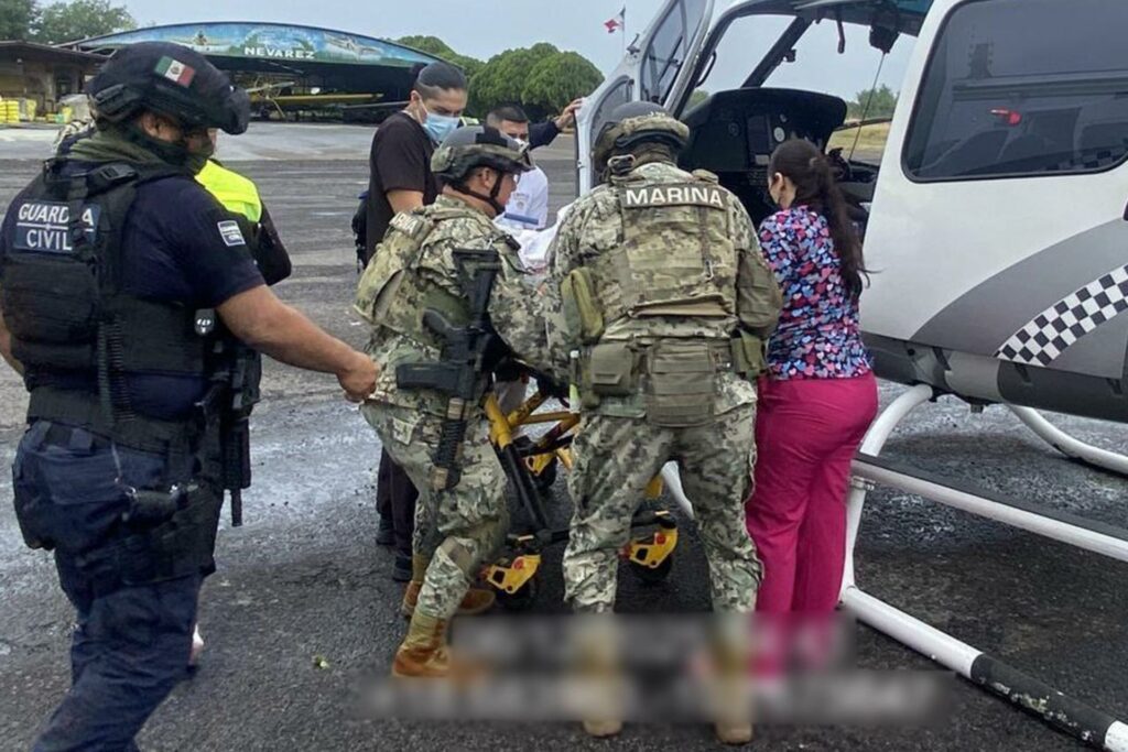 Marina apoya en la atención a heridos tras explosión en Coahuayana, Michoacán