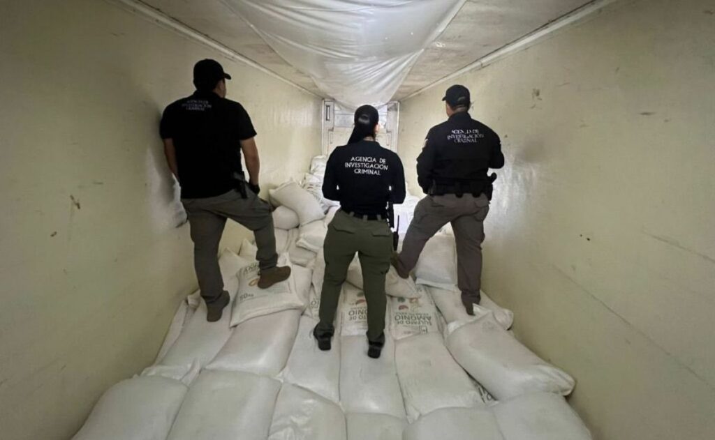 Aseguran en Sinaloa 320 kg de metanfetamina ocultos en tractocamión