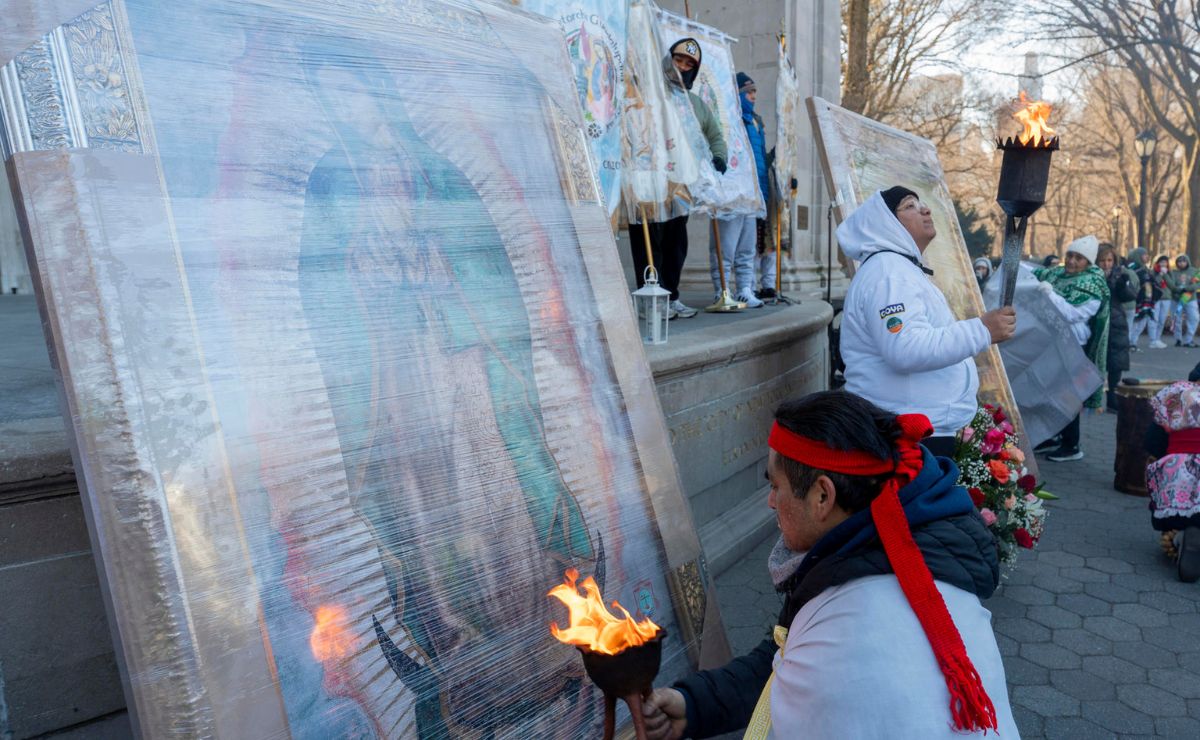 Mexicanos desafían el frío de NY y al ICE para honrar a la Virgen de Guadalupe - mexicanos-celebran-a-la-virgen-de-guadalupe-en-nueva-york