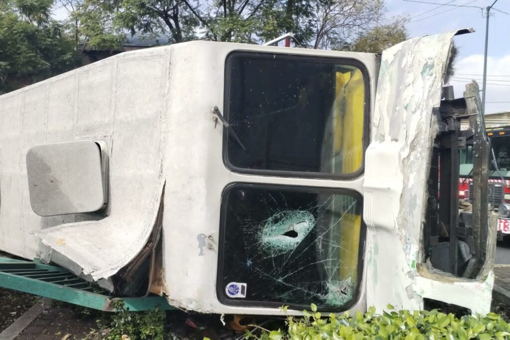 Aparatoso accidente microbús en Canal de Miramontes, CDMX