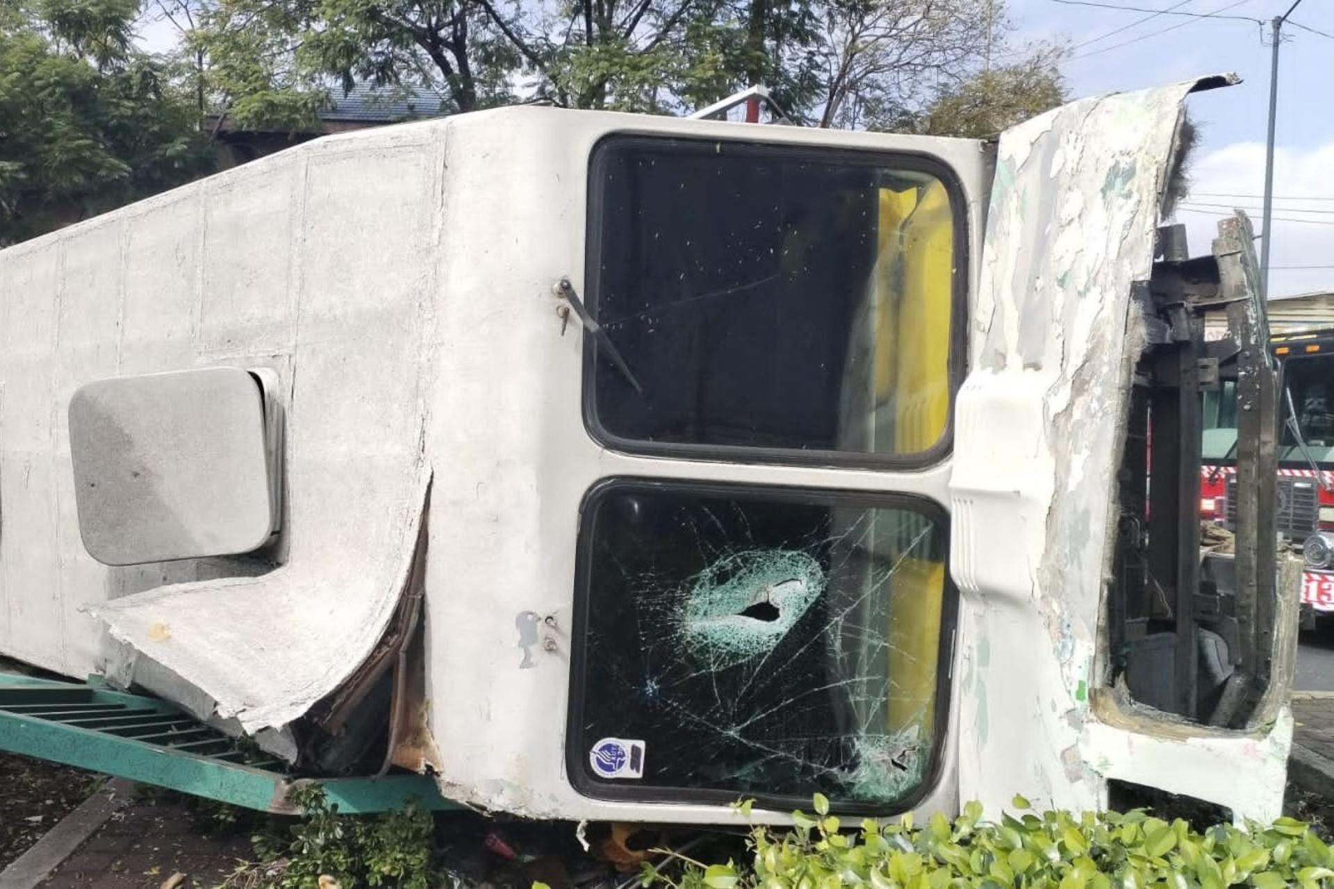 Aparatoso accidente microb&uacute;s en Canal de Miramontes, CDMX