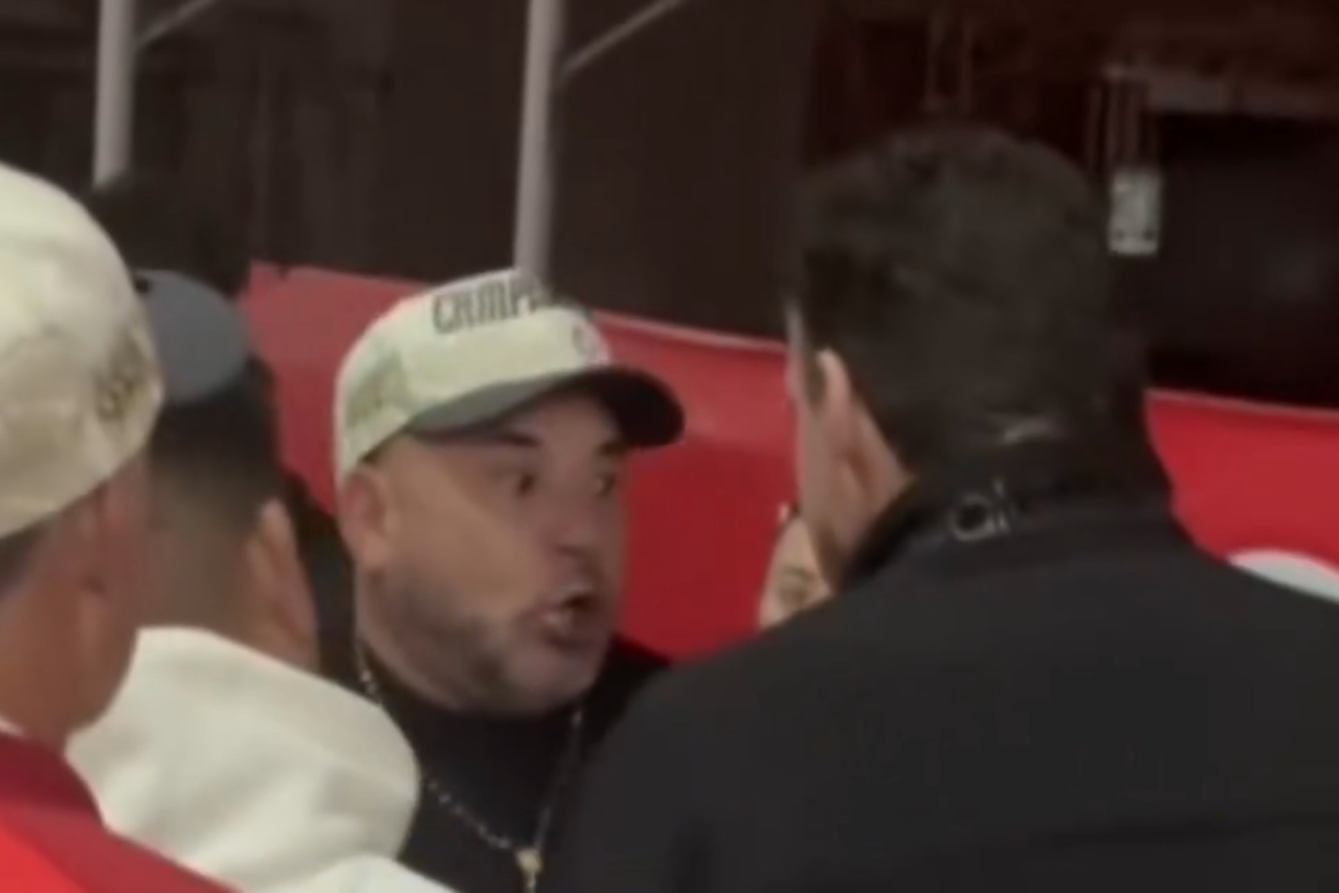 Video: Mohamed confronta al periodista David Faitelson tras levantar el título con el Toluca Video: Mohamed confronta al periodista David Faitelson tras levantar el título con el Toluca