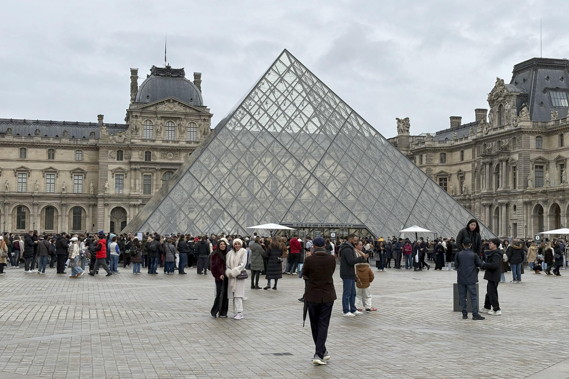Museo del Louvre abre sus instalaciones tras huelga