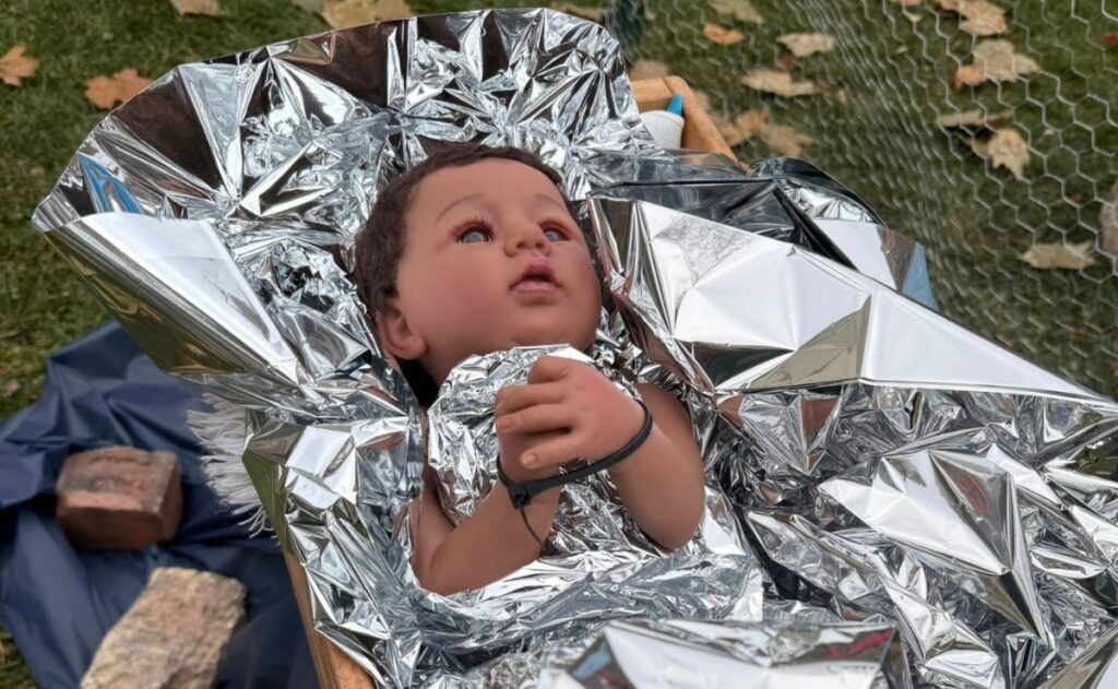 Pesebre ‘custodiado’ por ICE y con el niño Jesús esposado desata polémica en Chicago