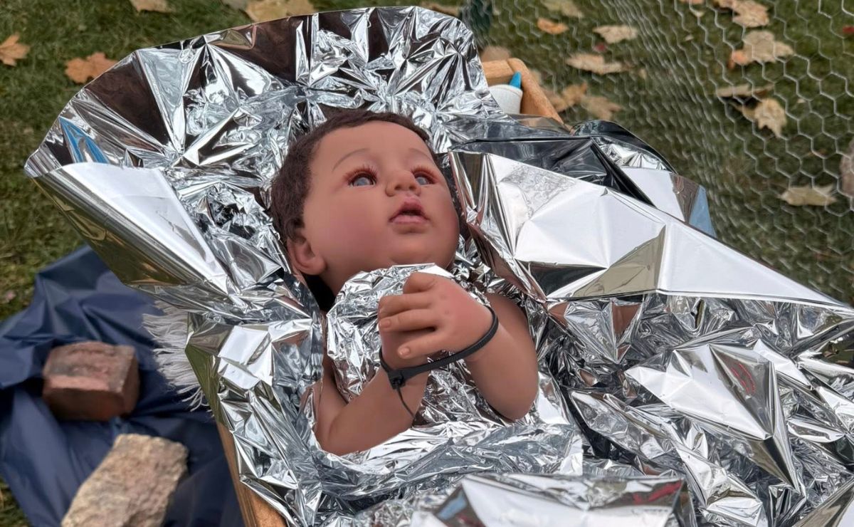 Pesebre ‘custodiado’ por ICE y con el niño Jesús esposado desata polémica en Chicago