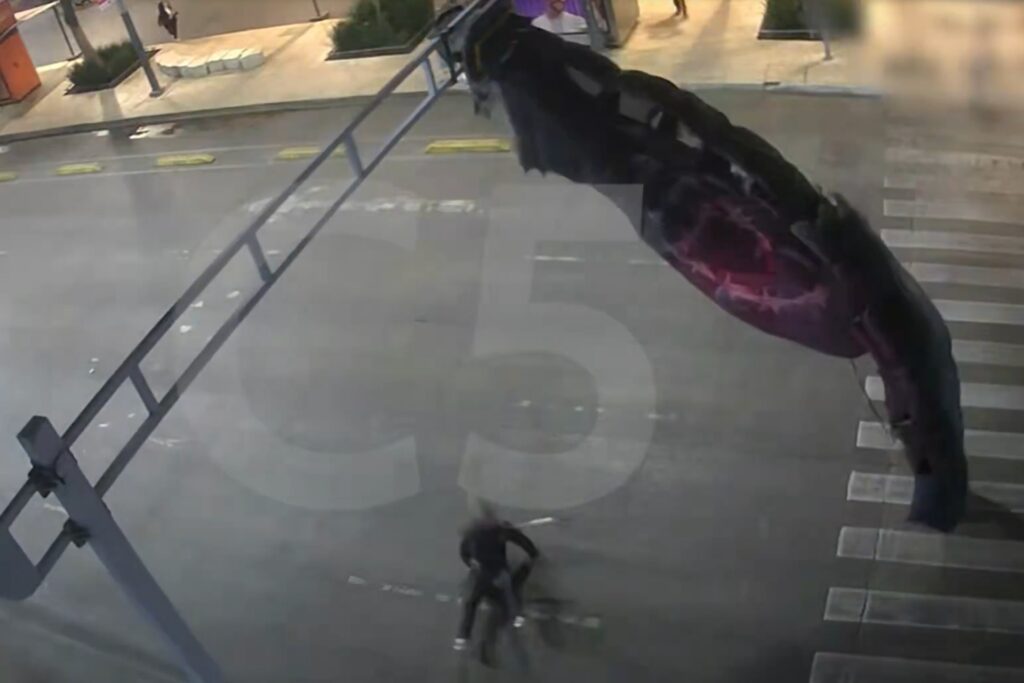 Video: Paracaidista queda atorado en semáforo del Centro Histórico de CDMX