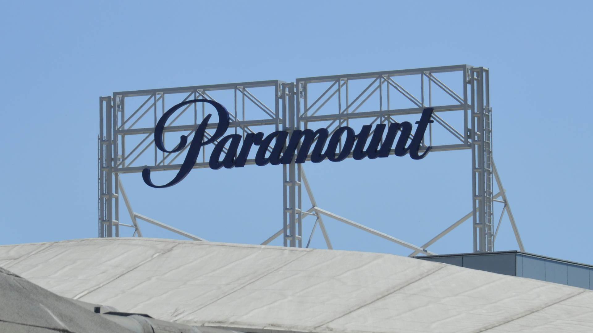 Paramount lanza una OPA hostil de 108 mil 400 millones por Warner Bros