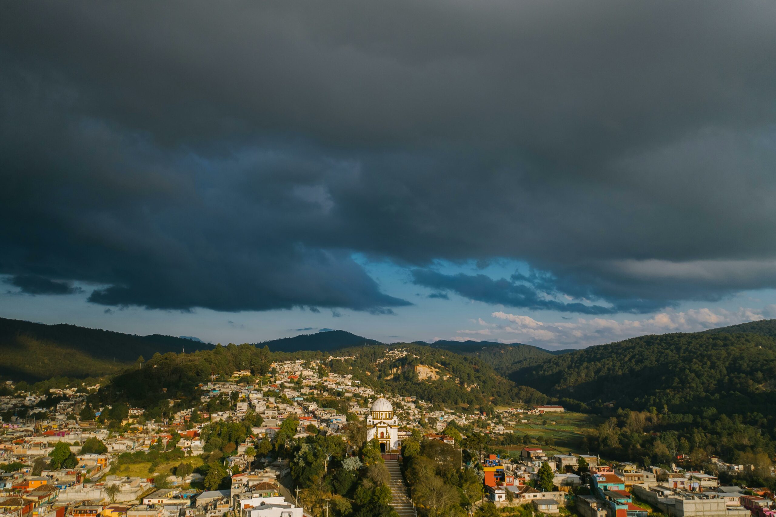 Dos muertos y 22 heridos tras volcar autobús con indígenas en Chiapas Dos muertos y 22 heridos tras volcar autobús con indígenas en Chiapas