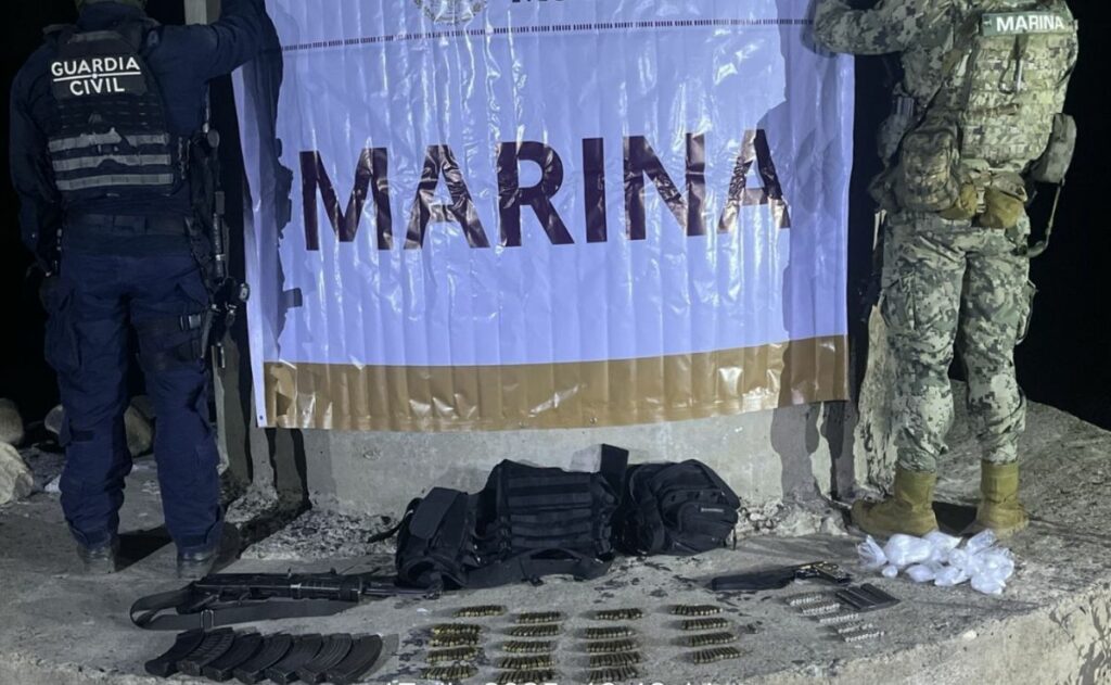 Marina detiene a 7 personas y asegura armas y drogas en Michoacán